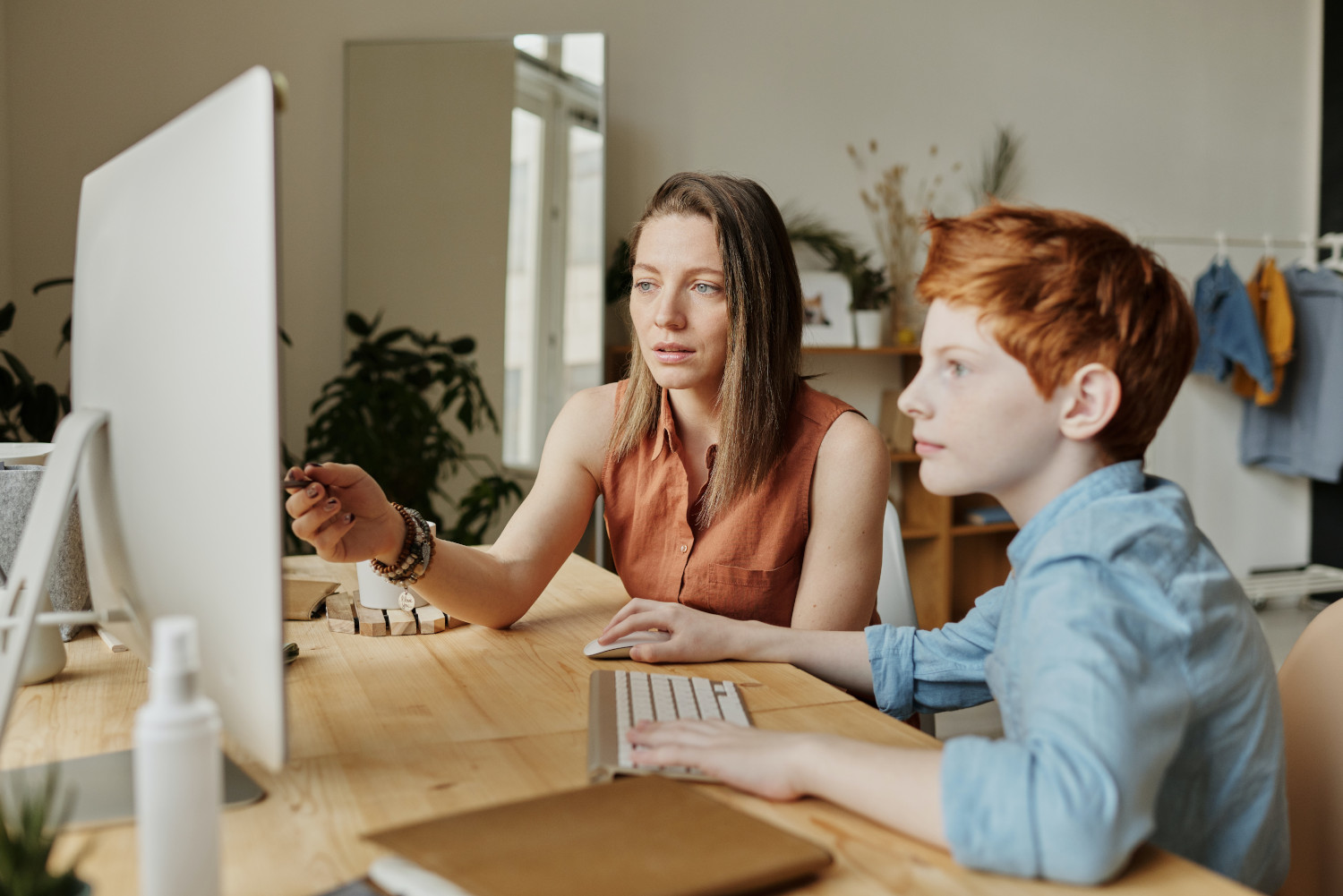 photo of teacher helping student with online courses